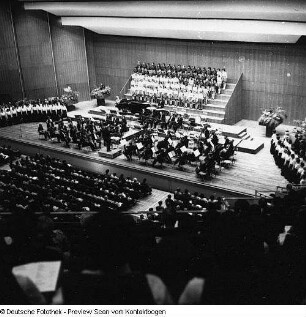 Neuer Chor Dresden unter Chorleiter Manfred Winter. Konzert anläßlich des 20jährigen Jubiläums mit der Jenaer Philharmonie im Kulturpalast Dresden (Moderatorin Traute Richter)