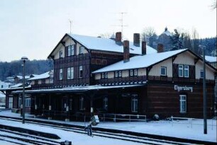 Giebel- und Rückseite; Bahnsteigüberdachung