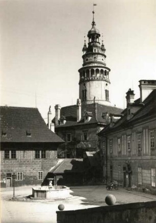 Český Krumlov (Krumau). Schloß. Hof der Unteren Burg. Blick zum Hauptturm (M. 13. Jh.)
