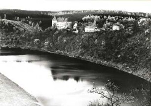 Burgk. Ansicht über die Saale von Nordosten (Ausgleichsbecken Burgkhammer). Blick zum Schloss