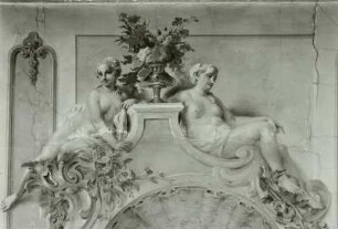 Supraporte mit Nymphen und Blumenvase