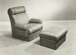 Sessel mit Hocker