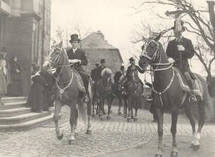 Osterreiten in Radibor : Gesellschaftliche Volkskultur - Frühling. Ort: Radwor / Radibor. Osterreiter mit dem Kruzifix