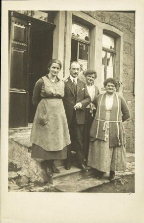 [Vier Personen auf Eingangstreppe]