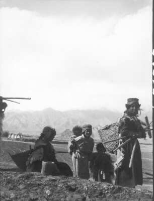 Indien. Kashmir. Ladakh. Industal. Ladakhi-Familie bei einer Rast