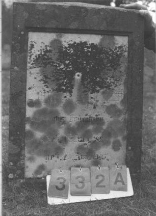 Grabstein 332 (Index: 100009386) Zustand: Vorderseite: Risse in Inschrifttafel, Rückseite: Flechten Maße HxBxT: 76x53x18 cm: Grabstein 332A