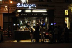 Wien - Würstelstand am Abend : Wien, Blick auf den Würstelstand an der Staatsoper