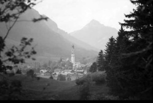 Pfronten: Fernblick von der Straße auf Pfronten