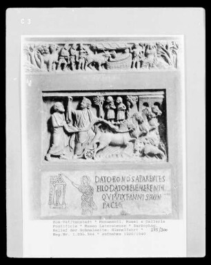 Sarkophag, Relief der Schmalseite: Himmelfahrt