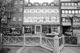 Neueröffnung der Geschäfte "Brillen Knobloch" und "Apotheke am Ludwigsplatz" im renovierten Gebäude Waldstraße 65 am Ludwigsplatz