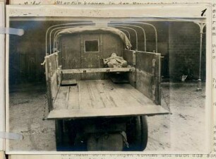 Foto eines zum Transport von Verwundeten eingerichteten Lastkraftwagens mit einem Soldaten beladen