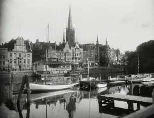 Lübeck, Holstenhafen : Lübeck. Holstenhafen. Blick gegen die Altstadt (An der Untertrave) mit Turm der Petrikirche nach Südosten