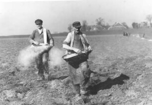Bauern düngen Feld per Hand. Eine mühsame Arbeit
