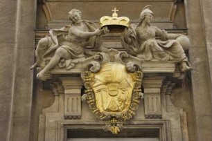 Kartusche mit Liechtenstein`schem Wappenschild und zwei Figuren die Fürstenkrone haltend