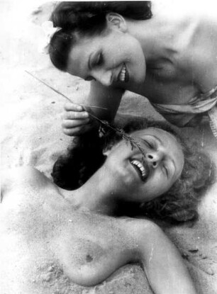 Zwei nackte Frauen am Strand