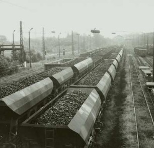 VE Braunkohlenkombinat Senftenberg, Brikettfabrik Sonne (I 1952-1954, II 1961-1962). Abschnitt Brikettbehandlung / Verladung. Brikettabfuhr über Schienenweg (vorn Schwerkraft-Selbstentladewagen) : Freienhufen. VE Braunkohlenkombinat Senftenberg, Brikettfabrik Sonne (I 1952-1954, II 1961-1962). Abschnitt Brikettbehandlung / Verladung. Brikettabfuhr über Schienenweg (vorn Schwerkraft-Selbstentladewagen)