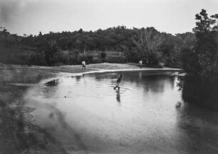 Am Fluss : Drei Männer an einem Fluss.