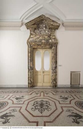 Portal mit Giebel