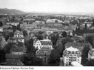 Dresden. Panorama-Aufnahme vom Baukran am Fetscherplatz. Blick über Stresemannplatz, Bertolt-Brecht-Allee und Businesspark Dresden nach Südosten gegen Borsberg und Sächsische Schweiz