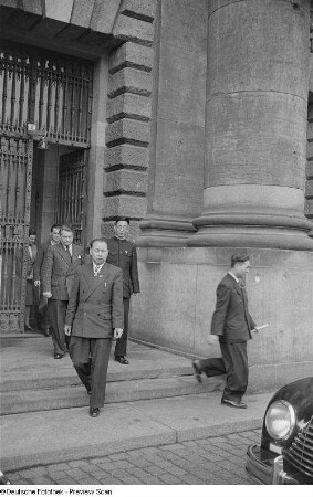 Chinesische Delegierte vor dem Georgi-Dimitroff-Museum (heutiges Bundesverwaltungsgericht)