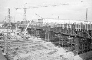 Betonierung der über die Gleise am Westbahnhof, zwischen Grünwinkel und Weststadt, führenden Zeppelinbrücke
