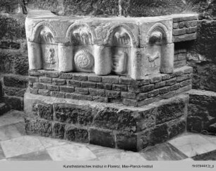 Zu Taufstein gefügte Reliefs
