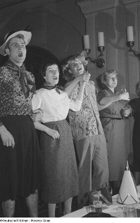 Narren auf einer Faschingsfeier beim Singen