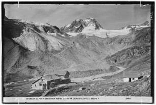 Stubaier Alpen. Dresdner Hütte (2308 Meter) mit Schaufelspitze (3333 Meter)