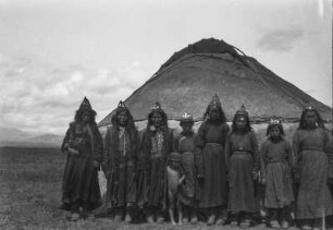 Gruppenportrait : Portrait einer Gruppe aus Zentralasien in traditioneller Kleidung vor einer Jurte im Tian Shan Hochgebirge