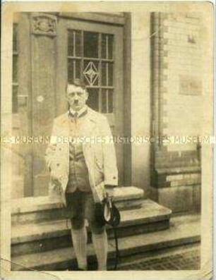 Adolf Hitler vor der Strumpffabrik Walter Wolf in St. Egidien, Sachsen