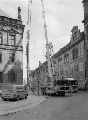 250-Mp-Mobildrehkran (hinten) und 80-Mp-Mobildrehkran in der Augustusstraße