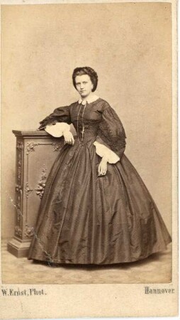 Ganzkörperfotografie einer stolzen Frau