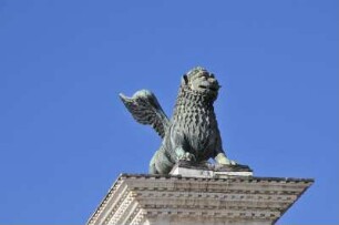 Markuslöwe in Venedig : Der geflügelte Markuslöwe steht als Wahrzeichen auf einer Säule auf der Piazetta. Aufgenommen am Karnevaldienstag, dem 21. Februar 2012, am Markusplatz in Venedig