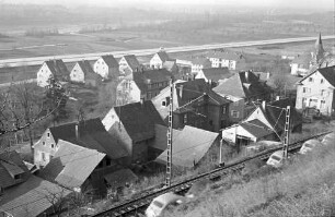 Kleinkems: Blick von der Höhe auf Ort und Autobahn