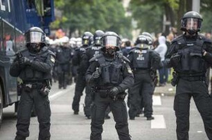 linke Demonstranten protestieren am Hamburger Hauptbahnhof gegen eine Neonazi-Demo, die kurz zuvor gerichtlich verboten wurde. Starke Polizeikräfte, hier aus Bayern, sichern die Demo ab