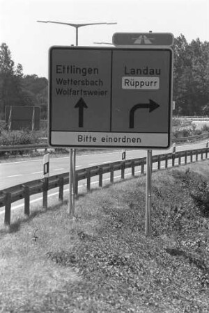 Beschilderung auf der Autobahn bei Karlsruhe