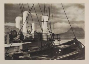 Schornsteinmotiv des Schiffes gegen Küstenlandschaft