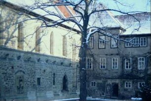 Innenhof des ehemaligen Dominikanerklosters mit Wandrelief am Kirchenschiff
