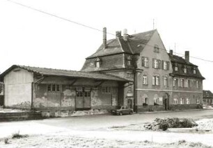 Belgern (Kreis Torgau), Bahnhofstraße 10. Ehemaliger Bahnhof (um 1905), Empfangsgebäude (Wohnhaus) mit Güterabfertigung. Straßenseite