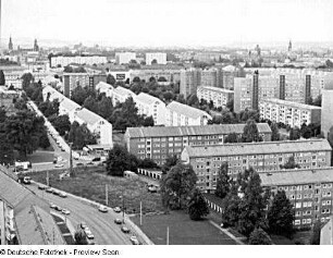 Dresden. Panorama-Aufnahme 3 vom Baukran am Fetscherplatz. Blick über den Stephanienplatz und Wohnbebauung Johannstadt mit Dinglingerstraße und Striesener Straße nach West-Nordwesten gegen Türme von Schloß und Kathedrale
