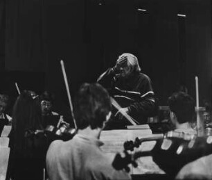 Sergiu Celibidache (1912-1996; Dirigent) beim Dirigieren. Salzau, 1987