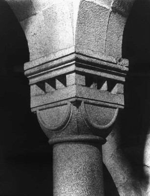 Eger/Cheb, Burg, Doppelkapelle St. Erhard, Untergeschoss, Detail: Säulenkapitell
