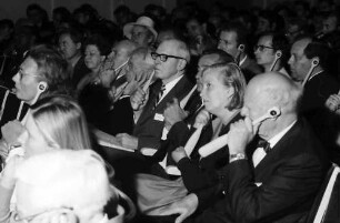 20. Tagung 1970 Chemiker; Sitzreihen während Vortrag:1. Reihe hinten: Frau Synge; 2. Reihe: 3. v. l.: Ronald G. Norrish, Harold C. Urey, Robert S. Mulliken, Lord George P. Porter of Luddenham verdeckt, Dorothy Hodgkin, Lars Onsager