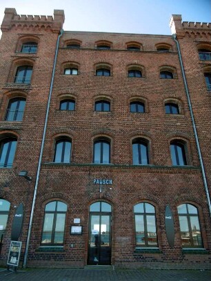 Stralsund: Speicherbauten im Hafen