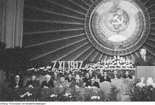 Dresden, 36. Jahrestag der Oktoberrevolution, Kranzniederlegung am Ehrenmal, Festakt, November 1953