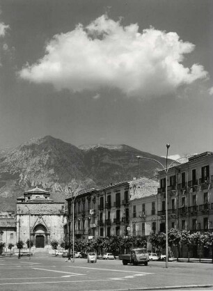 Domplatz mit dem Dom in Sulmona