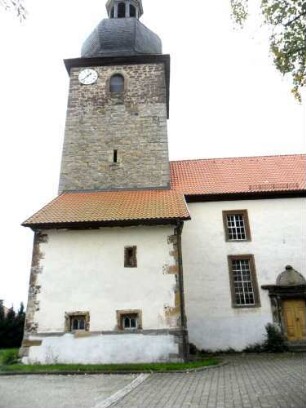 Eicha-Evangelische Kirche - Kirche von Norden mit Kirchturm (frühgotischer als Chorturm mit Turmchor-Schlitzscharte im Mittelgeschoß) mit Sakistei sowie Langhaus im Ansatz