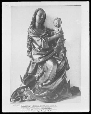 Sitzende Maria mit dem Kind auf der Mondsichel