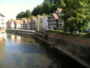 Stadtbild-Ansicht im Osten-die Nagold im Flussbett nach Norden mit Gebäudebestand im Osten an der Bischofstraße in Übersicht (Giebelständige Häuser mit Fachwerkobergeschossen)