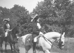 Abb. 23: Döbeln. Historischer Festumzug, Kostümierte zu Pferd : Fotoalbum zum 3. Heimatfest der Stadt Döbeln vom 8. bis 10. Juni 1935. Mit Stadtmotiven und historischem Festumzug